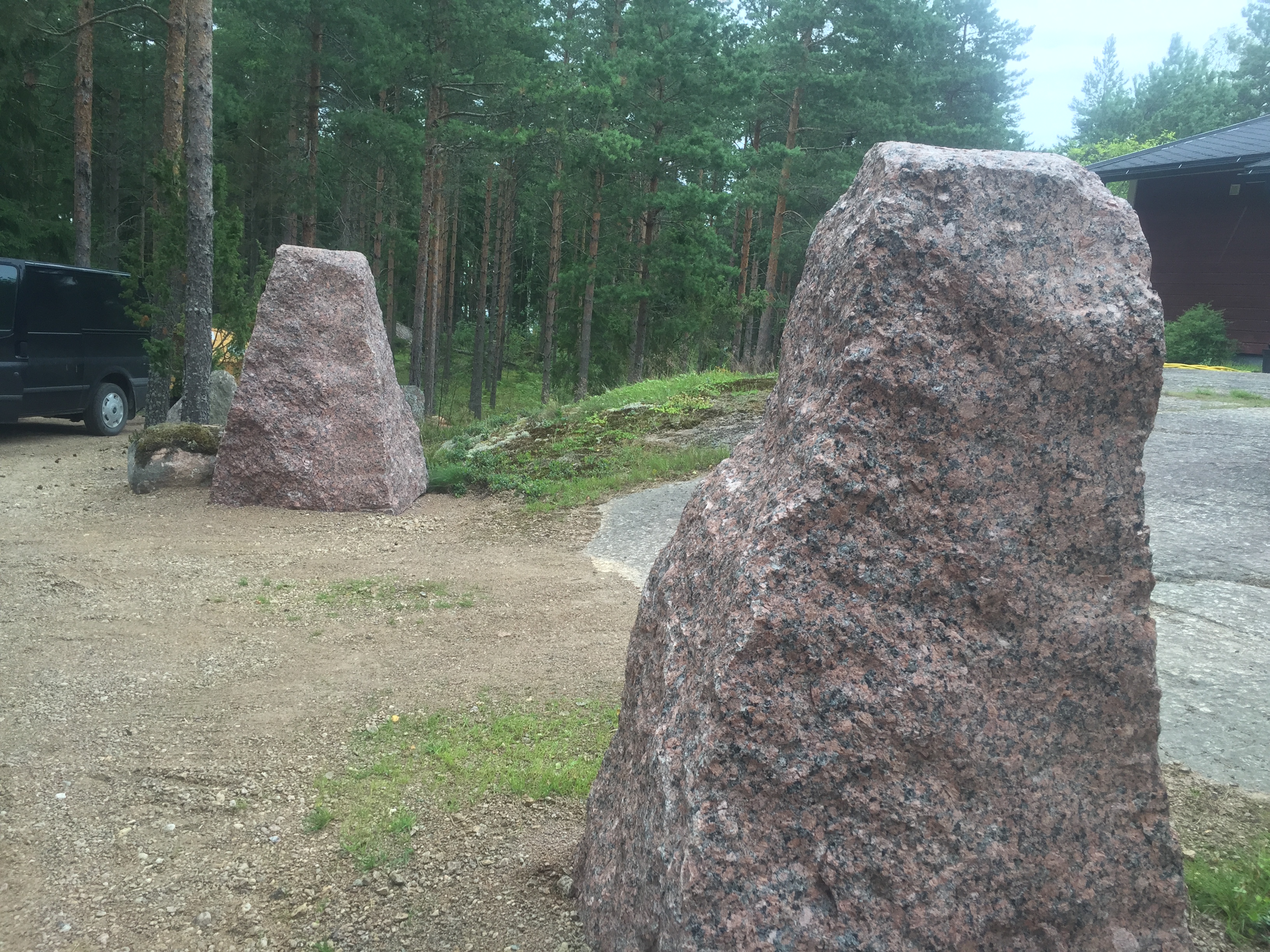 Jykevät portinpielikivet Siikasaaressa